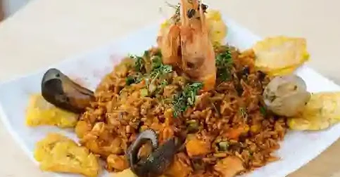 Arroz marinero con mariscos y patacones, en A la Costa, comida costeña en El Condado, Quito.