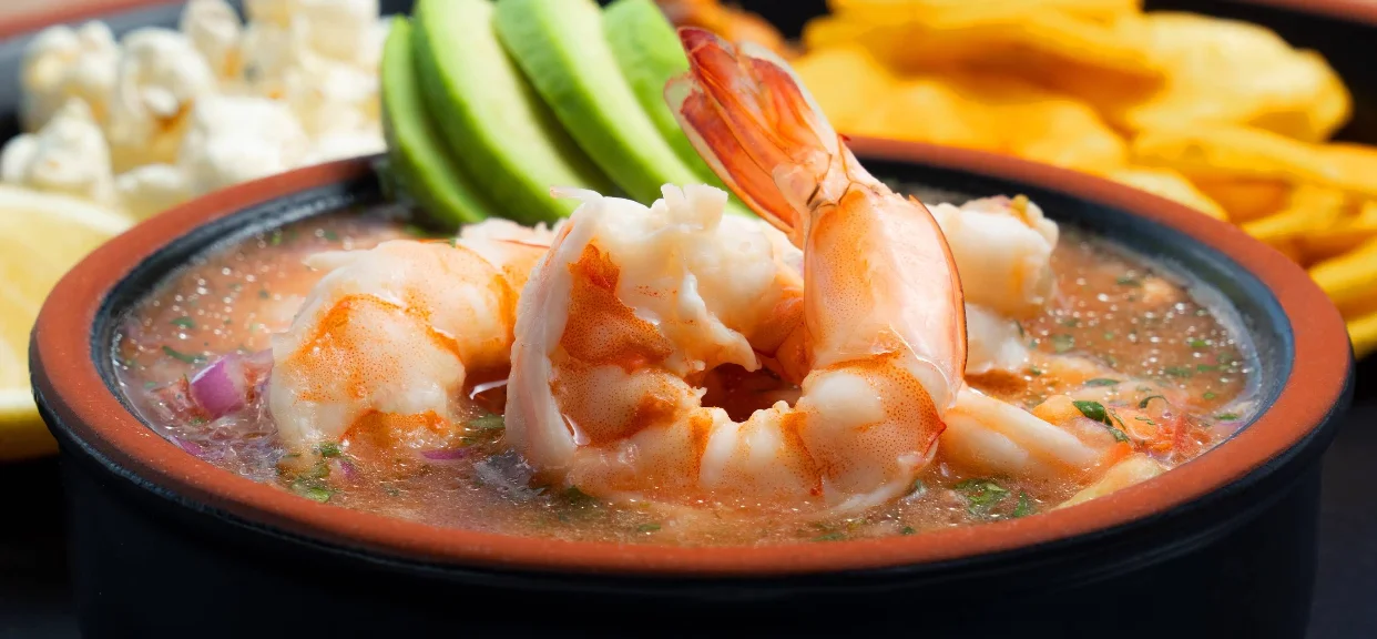 Ceviche de camarón ecuatoriano con chifles y aguacate, plato de Balcón al Mundo cerca de la Mitad del Mundo en Quito.