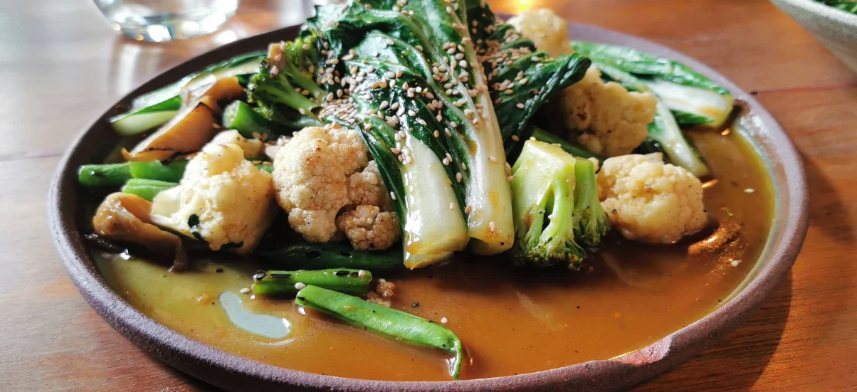 Vegetales salteados con ajonjolí en Banh Mi, restaurante asiático en Quito.