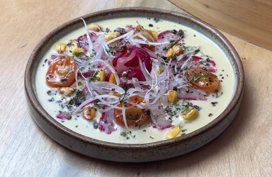 Ceviche de autor con leche de tigre, tomates cherry y cebolla morada en BiziBizi, restaurante del chef Cristian Arroba en Quito.