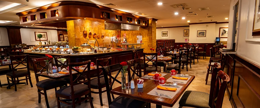 Café Quito: interior del restaurante con buffet y mesas elegantes.