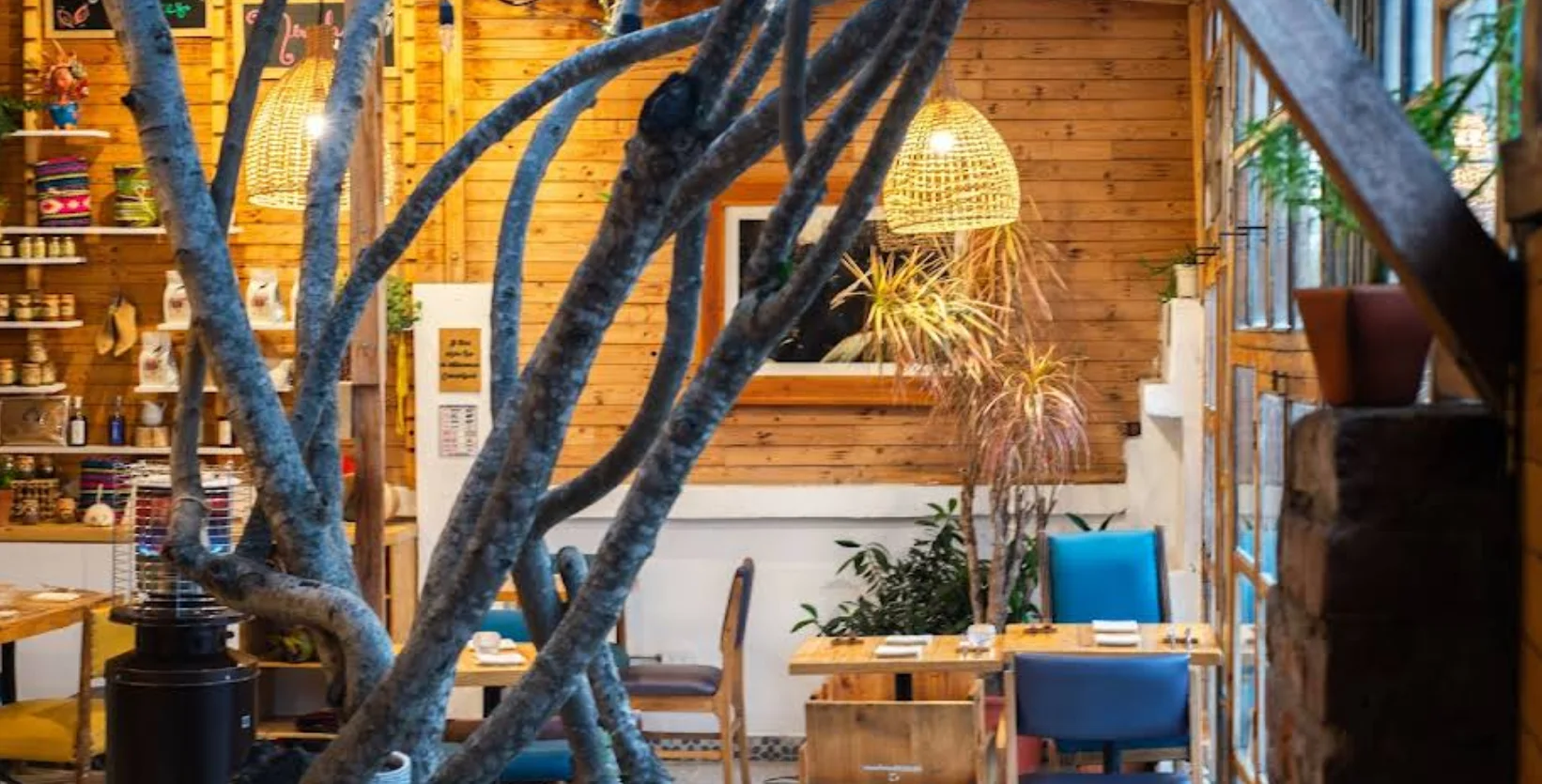 Comedor del restaurante Casa Warmi con decoración de madera y ambiente acogedor.