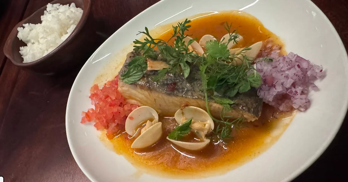 Pescado con almejas y hierbas frescas, cocina de autor en Clara, restaurante en La Floresta, Quito.