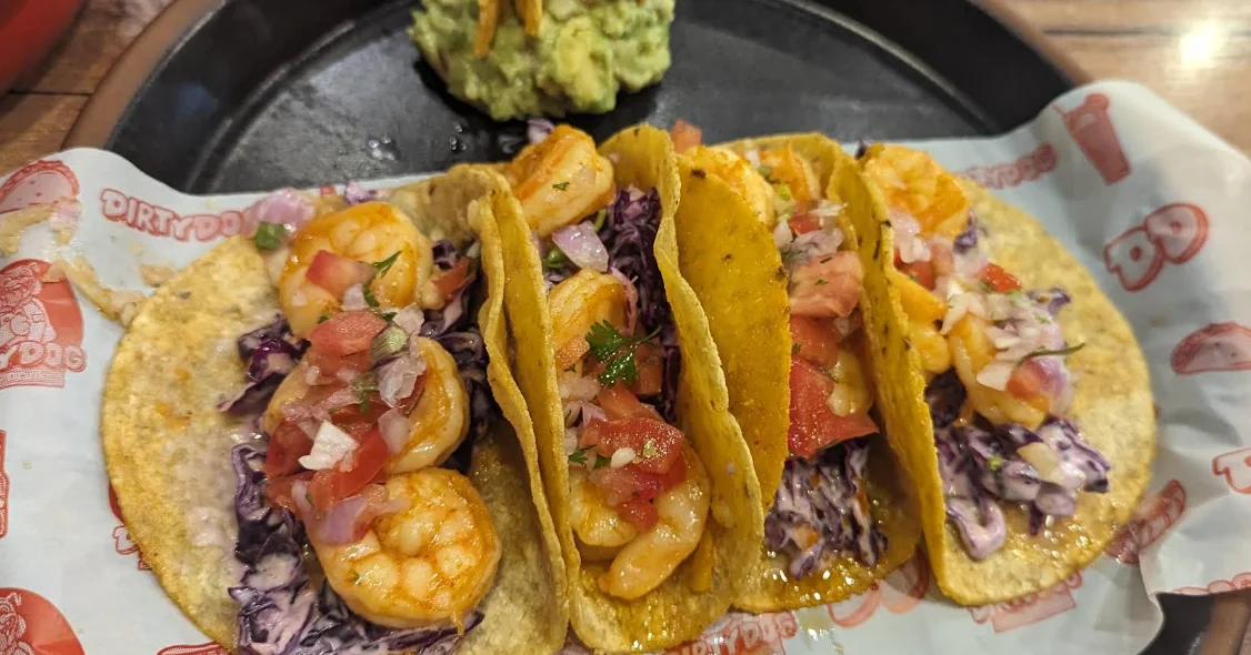 Tacos de camarón con guacamole en DirtyDog, restaurante mexicano en Quito.