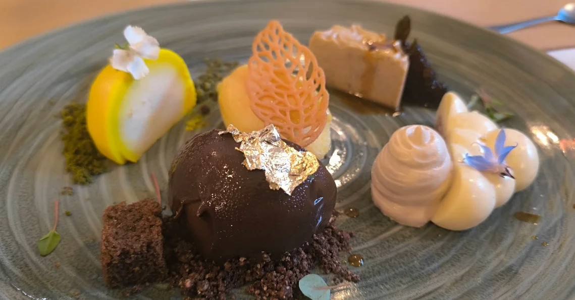Postre de degustación gourmet en Distrito 2800, gastro bar en Quito.
