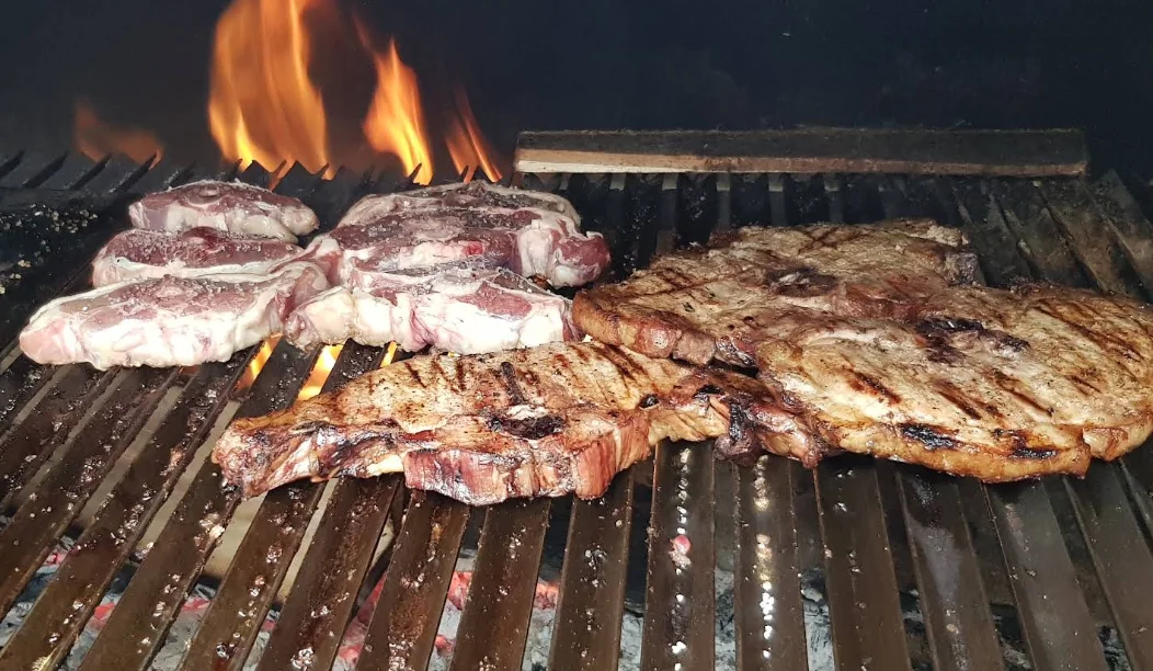 Cortes de carne a la parrilla sobre brasas, especialidad de El Bodegón Argentino en Quito.