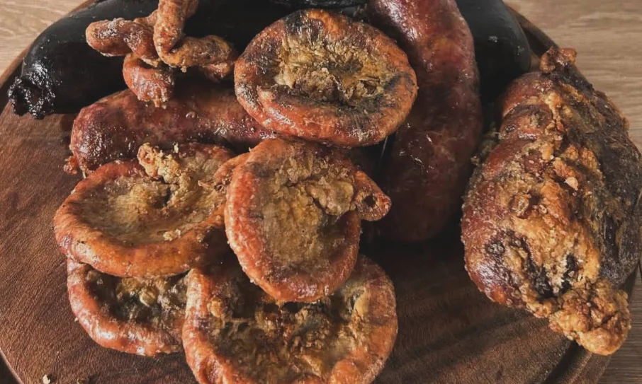 Embutidos artesanales asados tipo chorizo y morcilla, parte de la tienda Estribo Abasto en Cumbayá, Quito.