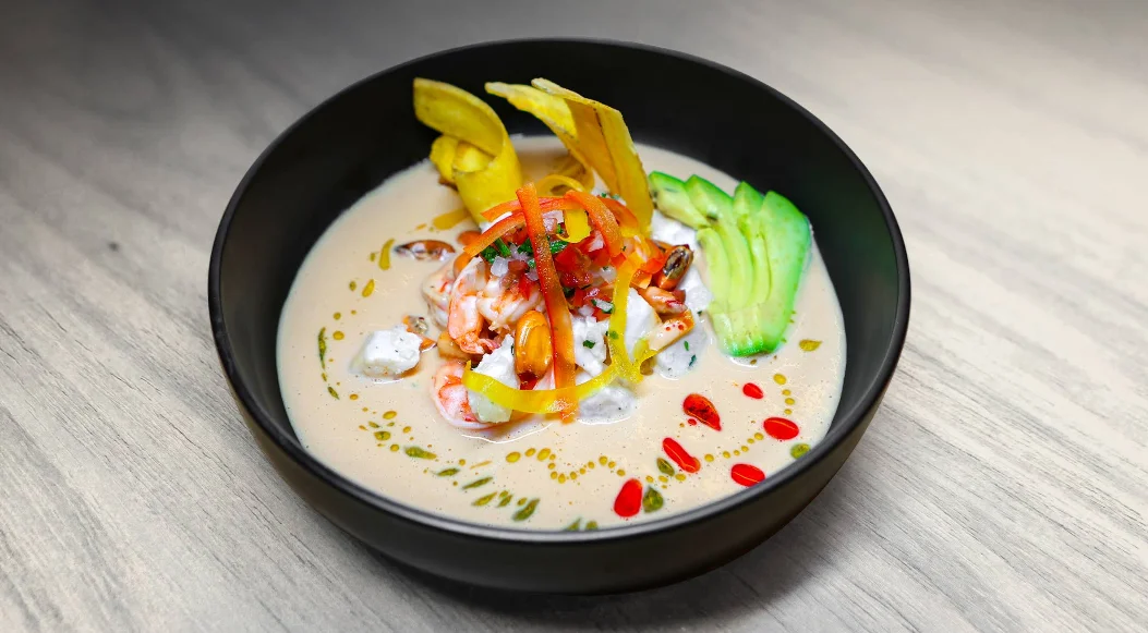 Ceviche de mariscos con aguacate en Esther Restaurante Valle de los Chillos.