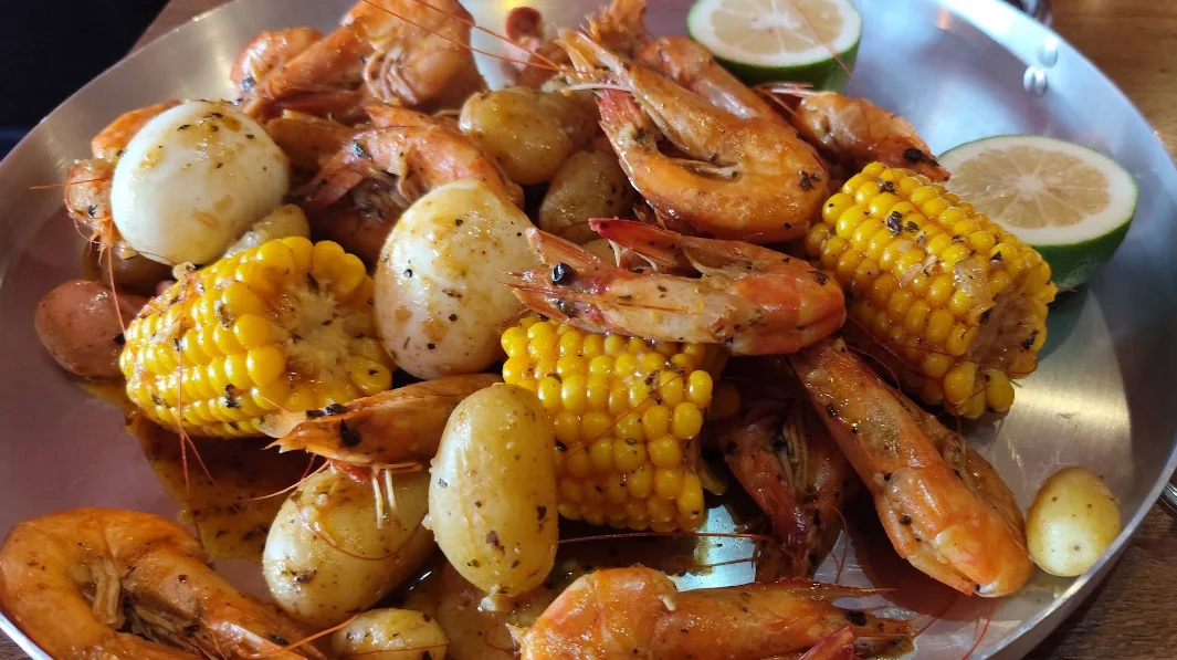 Bandeja de mariscos con camarones, choclo y papas en Five Food Atahualpa Quito.