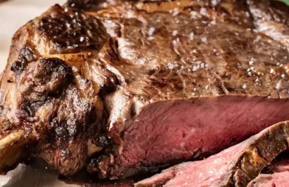 Picanha jugosa a la parrilla con sal gruesa, corte característico de Fogo de Chão en Quito.