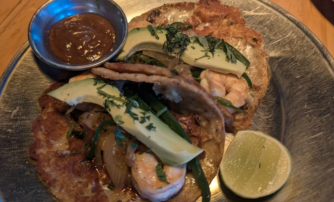 Tacos de camarón con aguacate y limón en Frida Tacos, La Floresta Quito.
