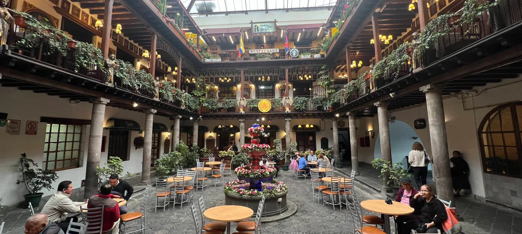Patio colonial del restaurante Hasta la Vuelta Señor en el Centro Histórico de Quito.