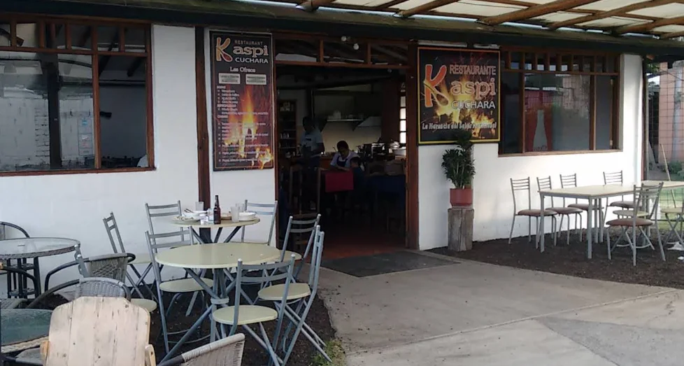 Fachada exterior del Restaurante Kaspi Cuchara con mesas al aire libre en Cumbayá, Quito.