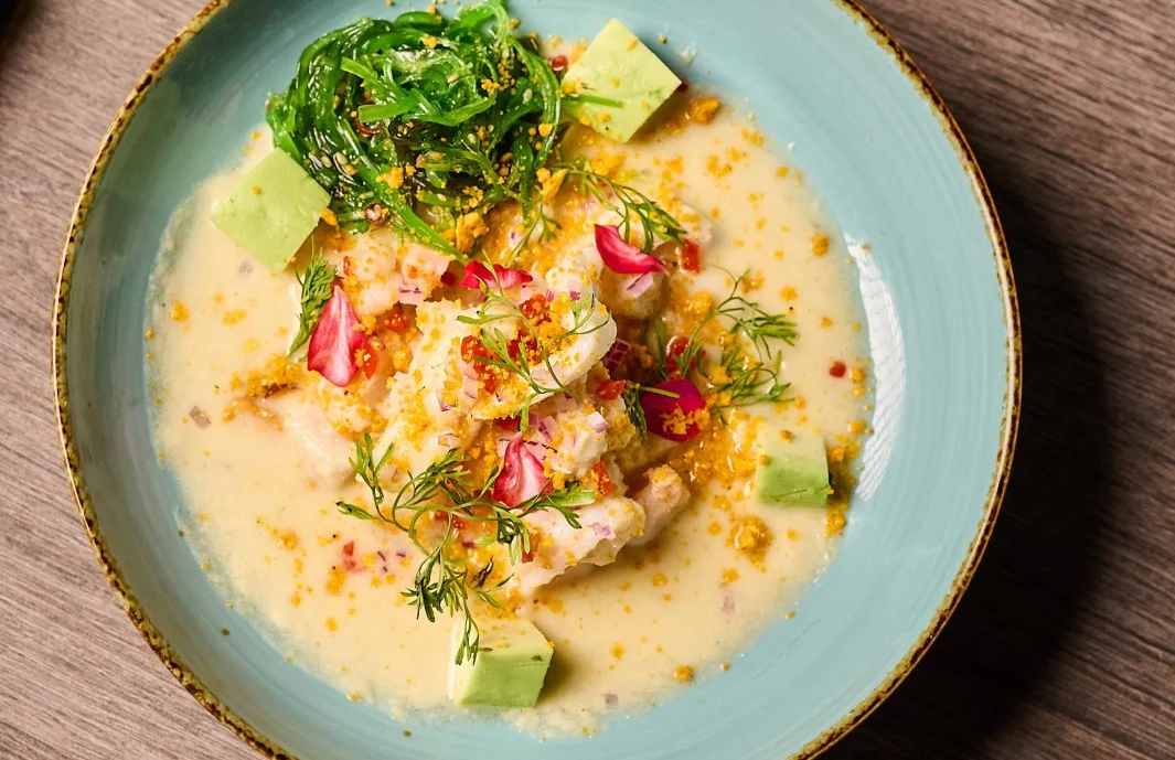 Ceviche de mariscos con aguacate y algas en restaurante Komein Quito.