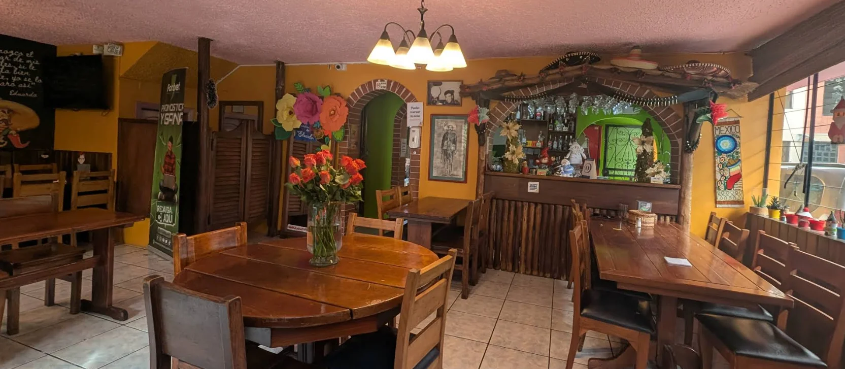 Restaurante La Casa de Eduardo en Quito: ambiente tradicional mexicano con decoración colorida y mesas rústicas para grupos y familias.