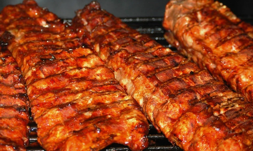Costillas de cerdo a la parrilla bañadas en salsa BBQ, plato de La Concha de la Lora en Quito.