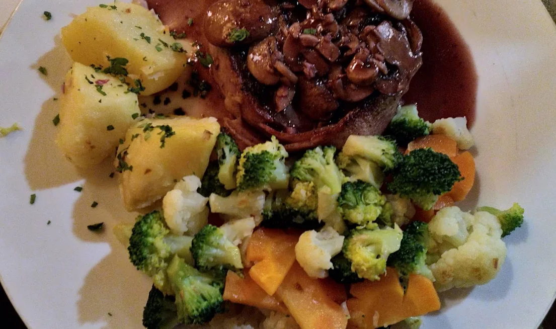 Carne a la pimienta con champiñones, papas y vegetales frescos en La Negra Mala, restaurante de La Ronda en el Centro Histórico de Quito.