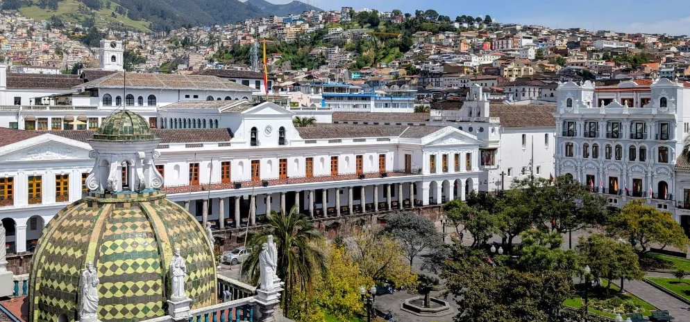 Vista panorámica del Centro Histórico de Quito desde el restaurante La Terraza Dorada, con la Plaza Grande y el Palacio de Carondelet al fondo.