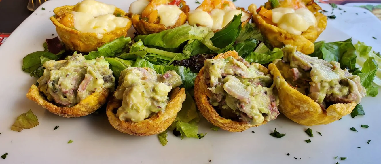 Tostaditas de plátano con camarón, guacamole y queso gratinado en LaCosta Seafood, restaurante de mariscos en Quito.