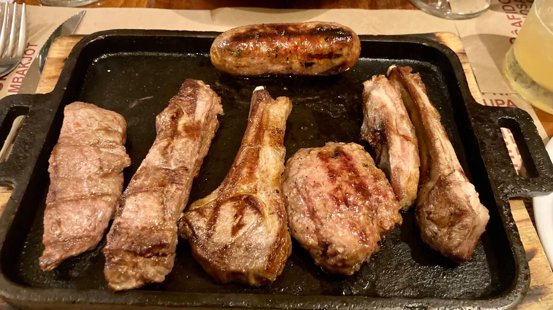 Parrillada de cordero con chuletas, rack, costillar y chorizo a la parrilla, especialidad de Lammhaus Grill & Bar en Quito.