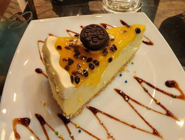 Cheesecake de maracuyá con galleta Oreo y salsa de chocolate en el restaurante Leña Quiteña La Ronda en el Centro Histórico de Quito