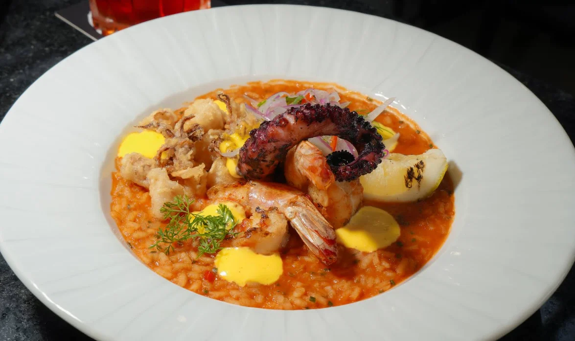 Alt: Risotto de mariscos con pulpo y langostinos en Lua Restaurante Quito.