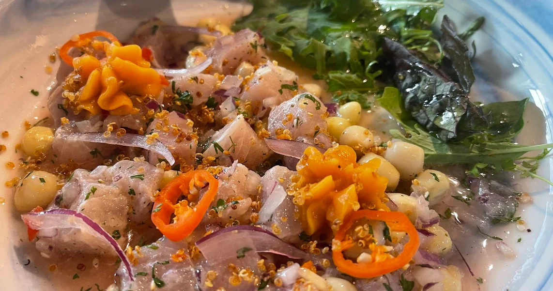 Ceviche peruano de pescado con cebolla morada, ají limo, maíz, quinua crocante y crema de ají amarillo en MANQA by MURU, restaurante de comida peruana en Quito.