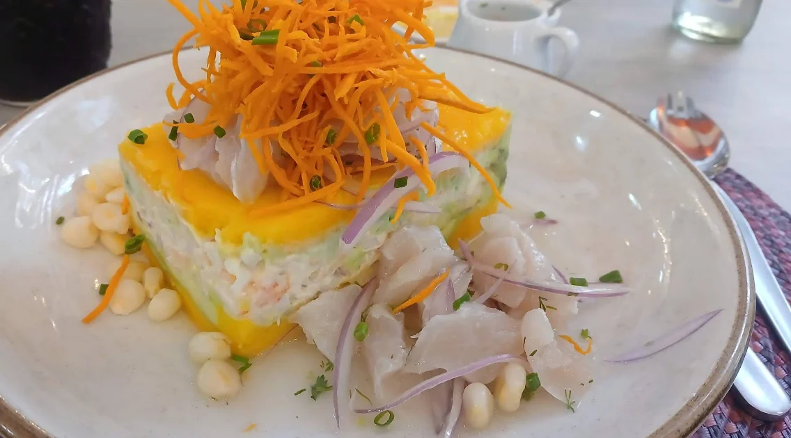 Causa montada con salpicón de camarón, ceviche de pescado y choclo en Maqya by Mar y Luna, Quito.