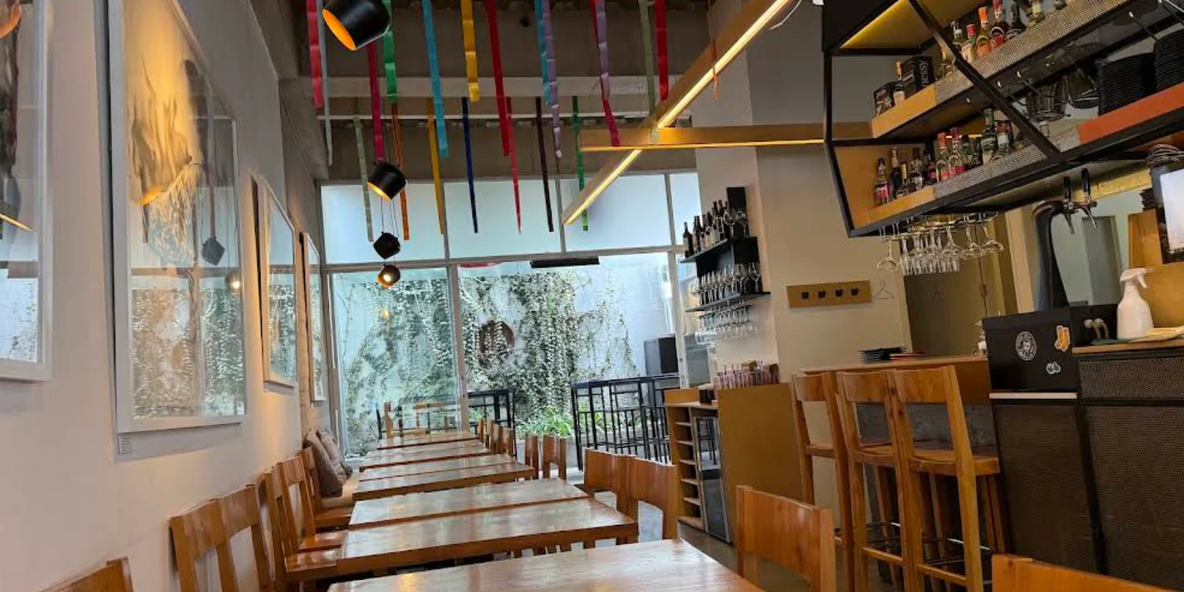 Ambiente industrial del restaurante Marcando el Camino en Quito, con mesas de madera y decoración de BBQ artesanal.