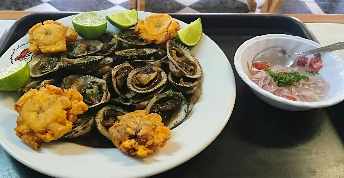 Alt: Conchas asadas con patacones y ceviche marisqueria La Armenia Quito.