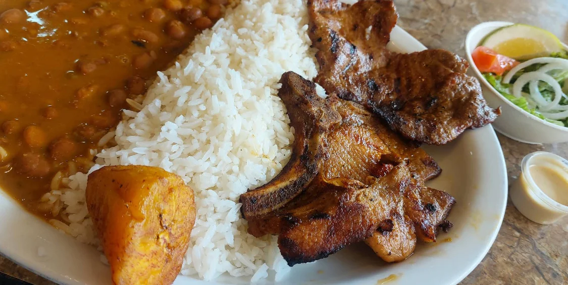 Arroz con menestra, carne asada, chuleta y maduro, en Menestra Latina, comida costeña en Quito.