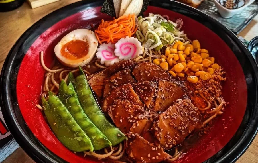 Tazón de ramen con pollo teriyaki, huevo, vainitas y vegetales en Naruto Sushi & Ramen, restaurante japonés de temática otaku en Quito.