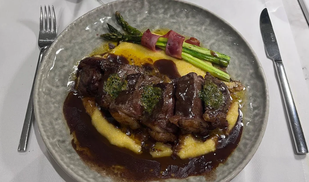 Medallones de res en reducción sobre polenta, con espárragos y chimichurri, cocina de autor en Neu Bistro, restaurante en Quito.