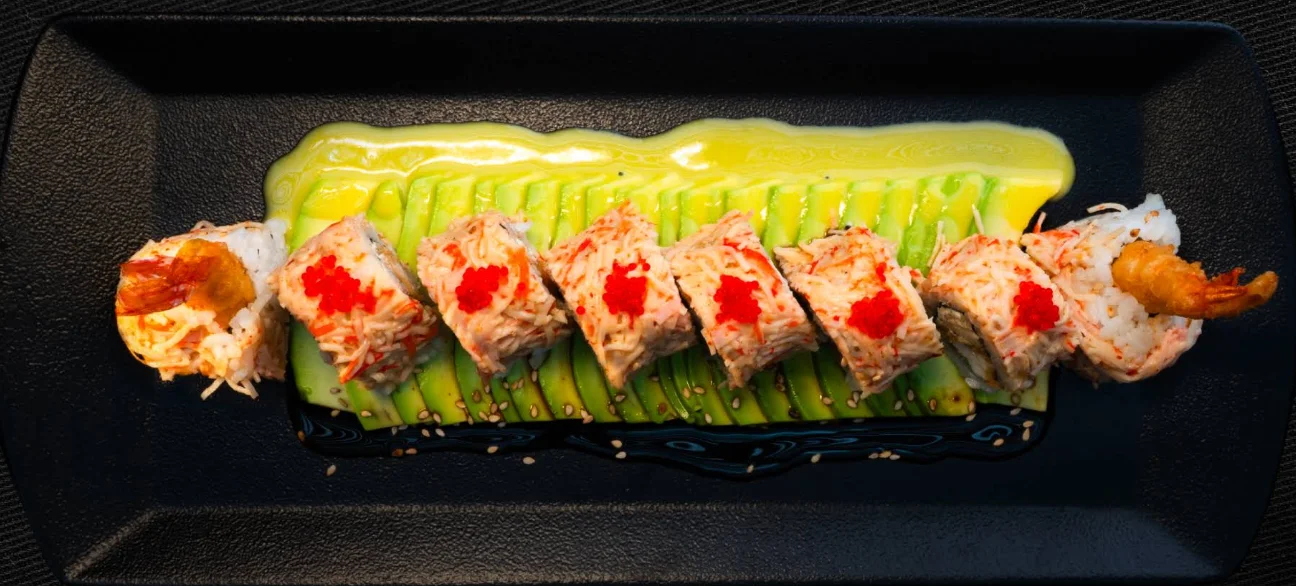 Roll de sushi con camarón tempura, cangrejo y aguacate en NOE Sushi Bar, restaurante de fusión japonesa en Cumbayá, Quito.