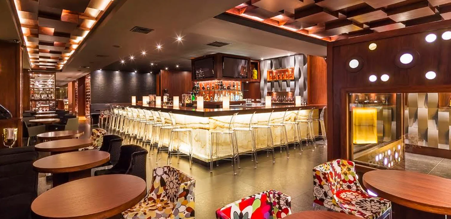 Barra de bar iluminada y diseño de lujo en Nubori Experience.