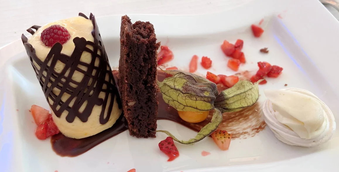 Postre de chocolate con frutos rojos en Pavarotti, restaurante italiano en Quito.
