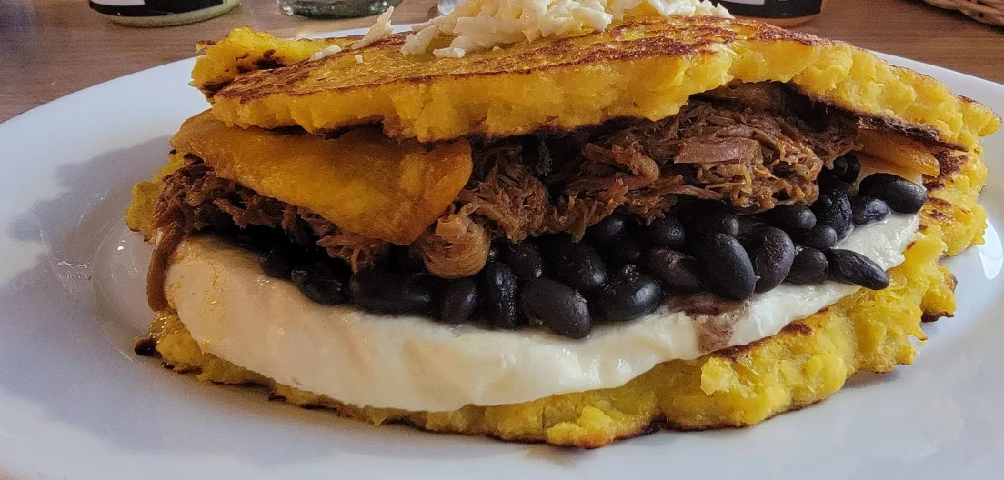 Patacón relleno de carne mechada, frijoles negros y queso, comida venezolana en Pepitos Grill Cumbayá.