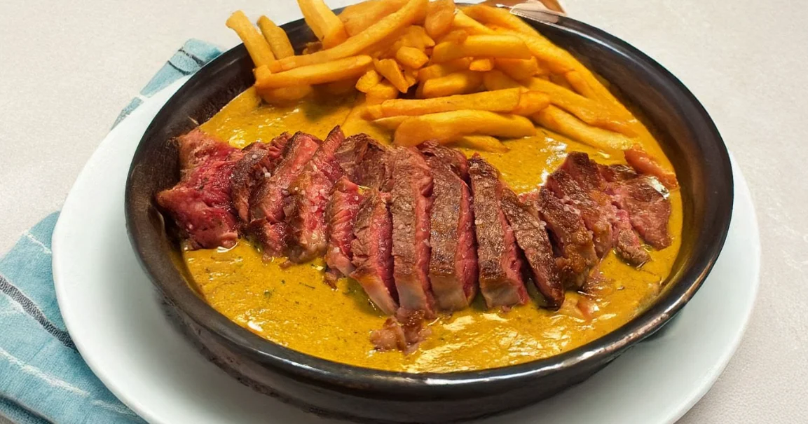 Steak a la pimienta con papas fritas en Pepper Jack Restaurante Quito.
