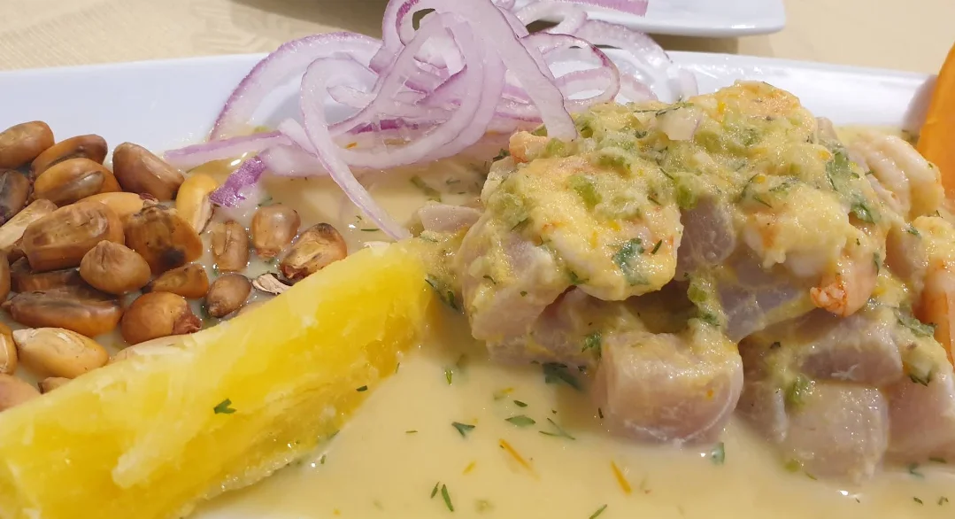 Ceviche mixto peruano con pescado y camarón, cebolla morada y cancha serrana, en Perú Criollo, restaurante peruano en Quito.