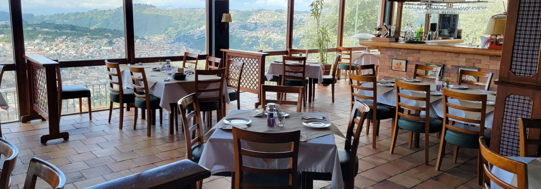 Vista panorámica desde el restaurante Pim's en el Panecillo, Quito