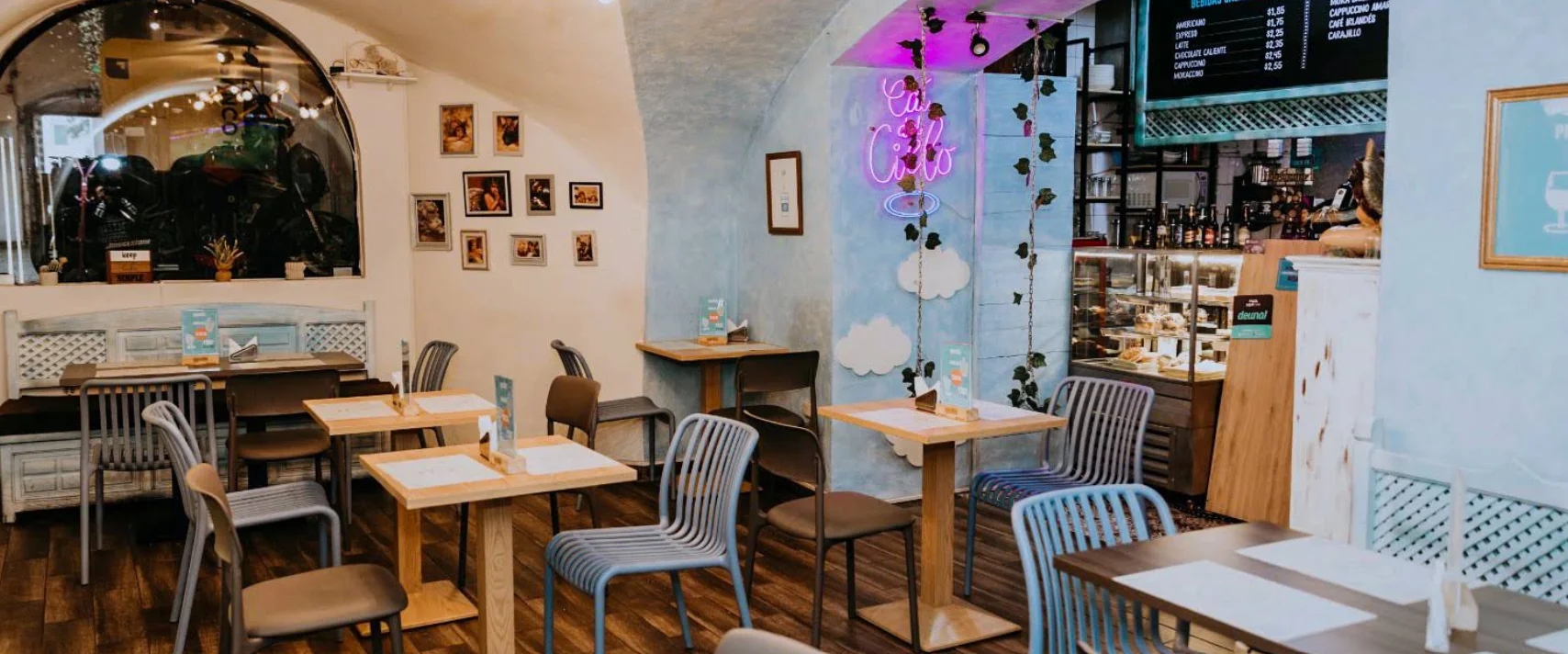 Querubín Gastro Café en el Centro Histórico de Quito: cafetería temática acogedora con ambiente celestial y decoración creativa.