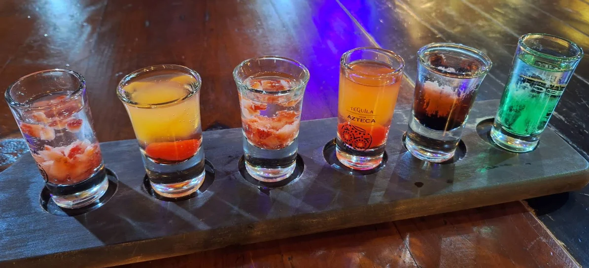 Tabla de degustación de 6 shots de tequila con frutas y sabores variados en restaurante Sin Reserva EC, Yaruquí