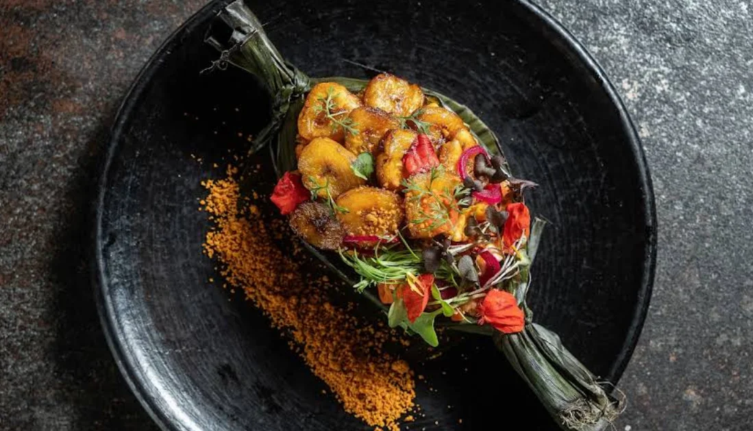 Plátano maduro caramelizado en hoja de plátano, plato de autor en Somos Ecuador Restaurant Quito.