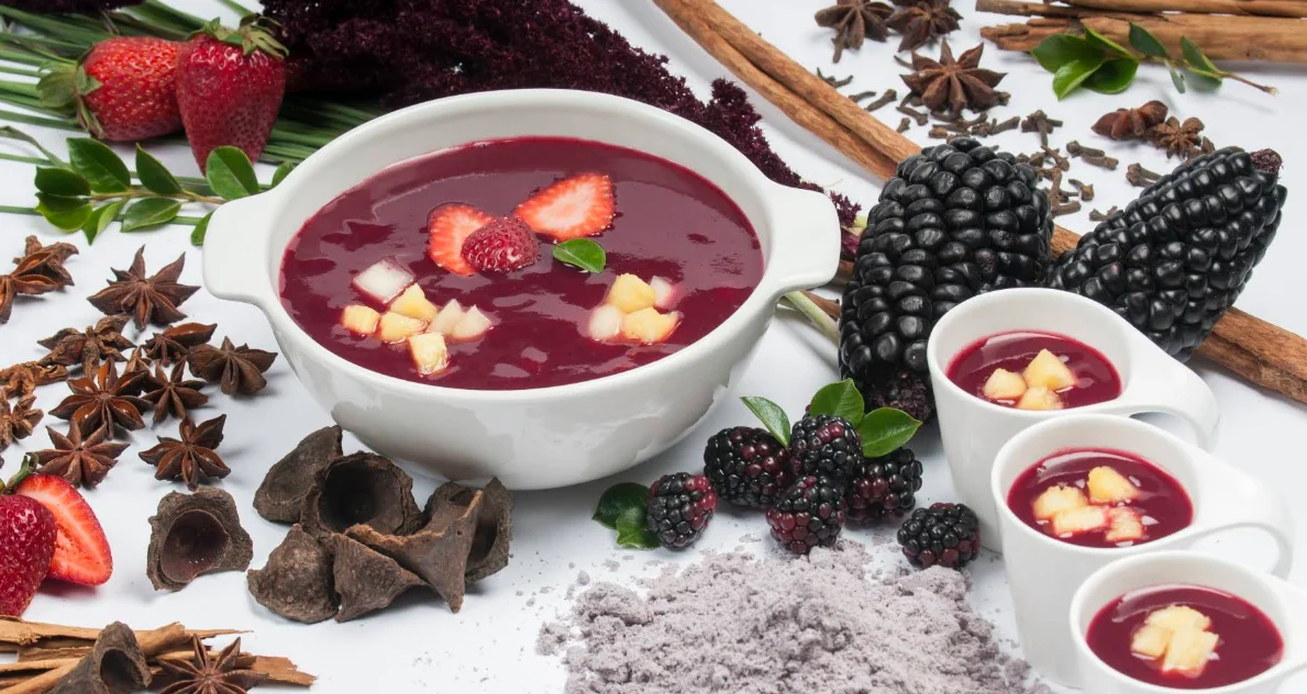 Crema de mote morado con frutas en Spicy Restaurant, Hotel Mercure Quito.
