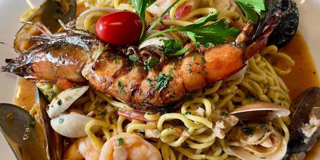 Pasta italiana con langostinos, mejillones, almejas y camarones en Trattoria Da Francesca, Cumbayá.