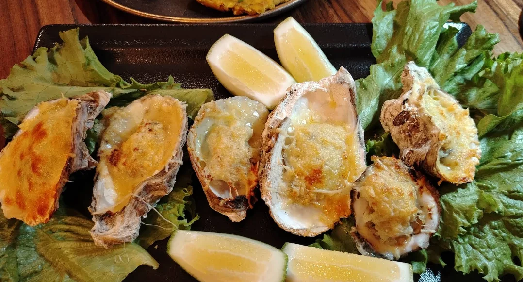 Ostras gratinadas con limón en Urban Crab Restaurante Quito.