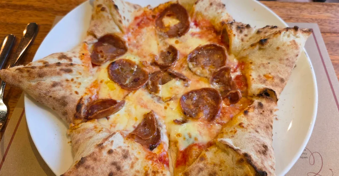 Pizza Diavola napolitana con salami picante, mozzarella y cornicione dorado, en Via Partenope, Quito.