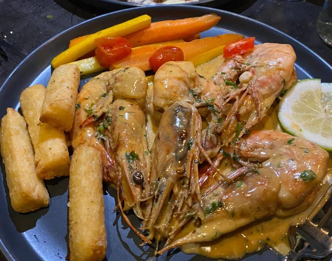 Camarones al ajillo con papas fritas y vegetales salteados en el restaurante Vista Hermosa Itchimbia en Quito.