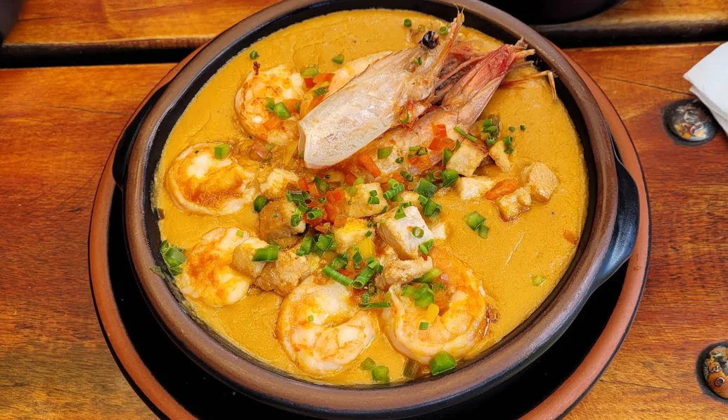Cazuela de mariscos con camarones y langostinos en salsa, especialidad de Zavalita, marisquería en Cumbayá, Quito.