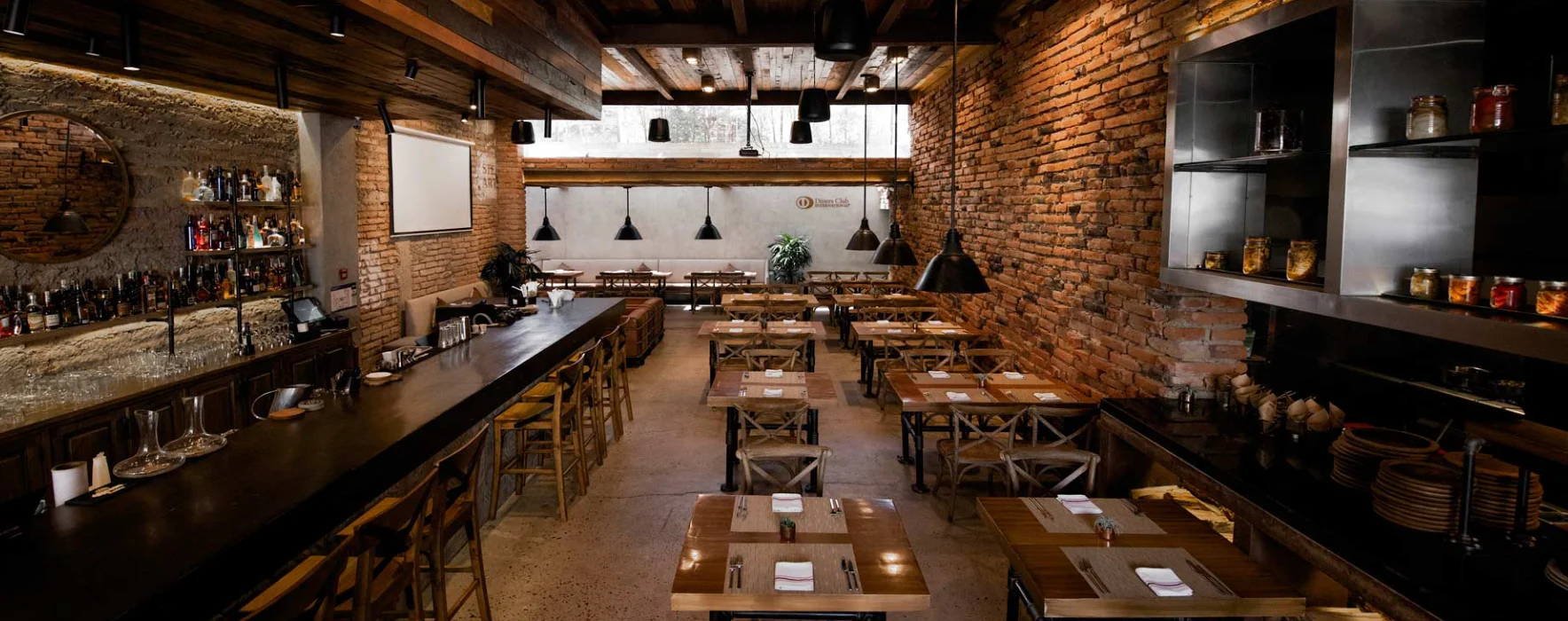 Restaurante Zerdo en Quito: ambiente moderno e industrial con acabados rústicos, ideal para cenas y coctelería.